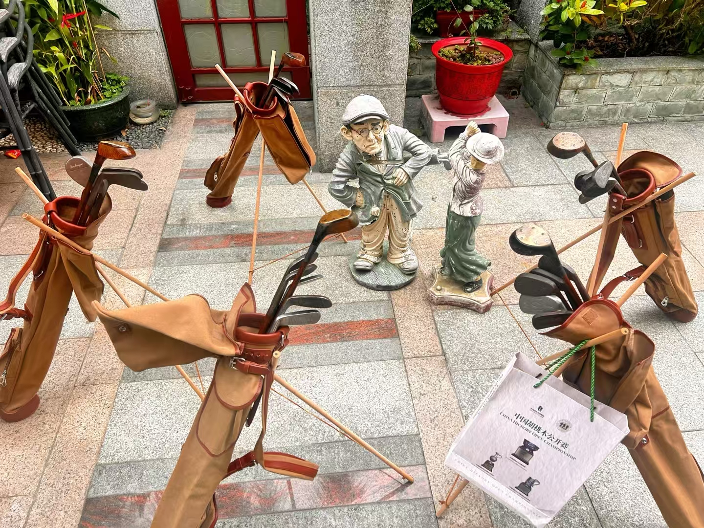 中国高尔夫博物馆提供五套胡桃木古董杆给中华胡桃木球手协会大湾区分会 ！